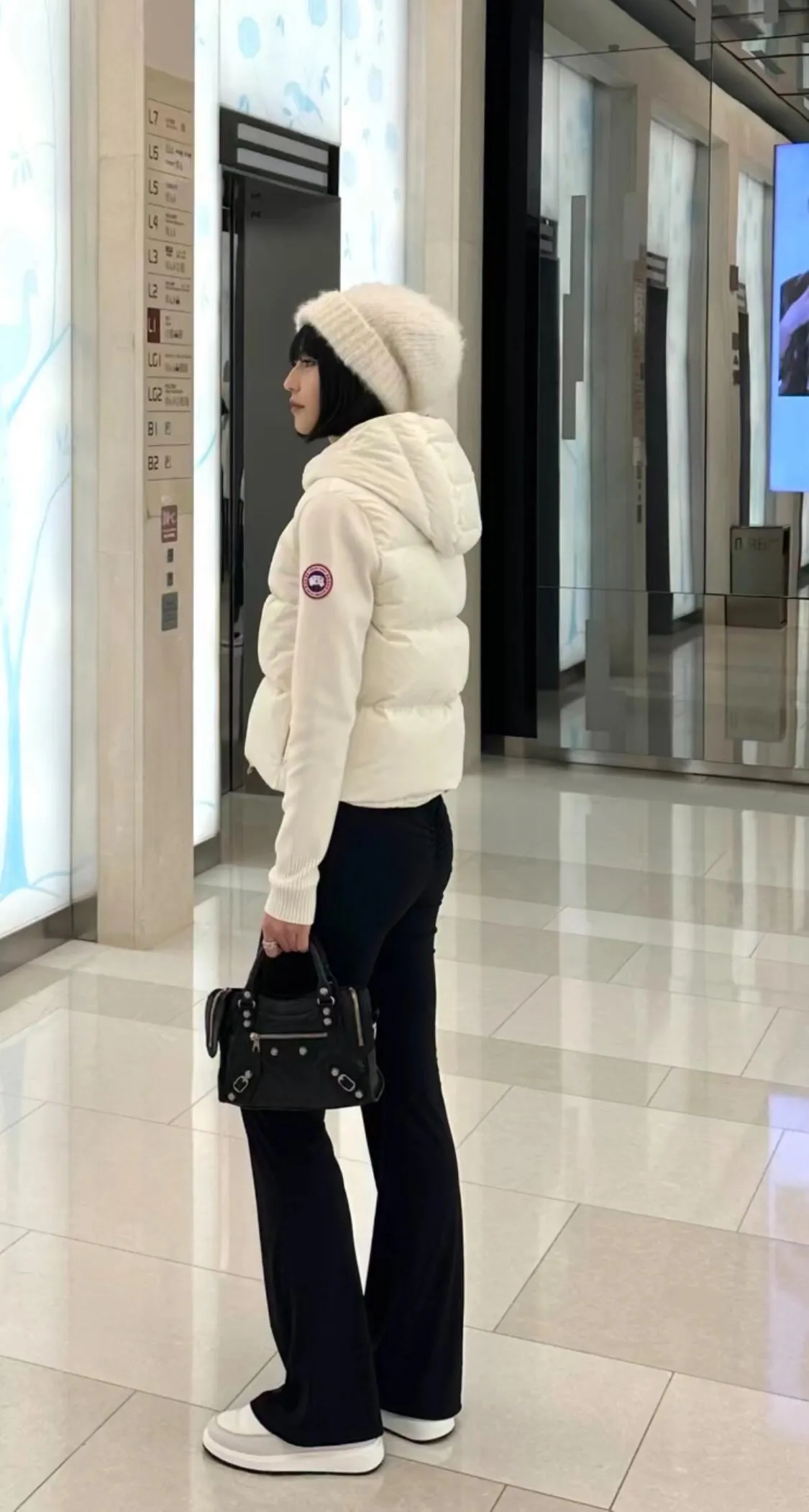 P820 ​​Big Goose 90 down knitted splicing stand collar Snow White 2nd generation down jacket Canada Goose Canada Goose 6507w HyBridge series FW24 windproof and waterproof splicing stand collar long sleeve wool short down jacket for women Knitted splicing thin down jacket! At this time of year, several sweaters with down are released. In fact, the evergreen style of sweaters and down is a basic style. It can be worn alone or layered, which will give it a more layered look!!! The front is down, and the back and two sleeves are made of wool blended fabrics. The soft and delicate knitted feel is not irritating at all! The texture is amazing, the velvet is large, delicate and stemless, and full of fluffiness! The filling is sufficient, and the thermal performance is second to none!!! It is windproof and warm, eliminating any possibility of velvet running. It feels silky and smooth, and the stiffness is also very good. The upper body will not look bloated, and the evergreen style with spliced ​​design! Color: Cotton straw white, black Size: S, M, L,
